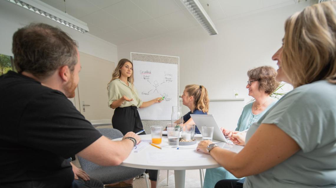 Kurspräsentation vor Menschen